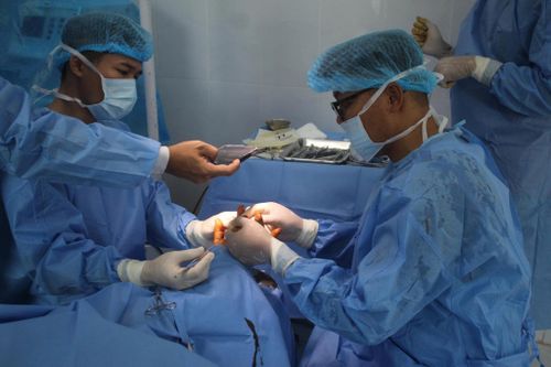 Đội ngũ y, bác sĩ tiến hành phẫu thuật tạo mõm cụt cho bệnh nhân.
