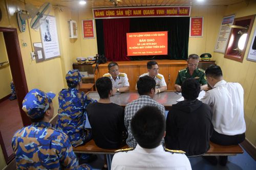 Tiến hành thủ tục bàn giao người và phương tiện bị nạn cho lực lượng Biên phòng.