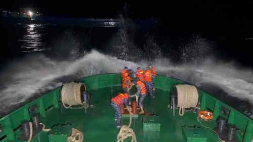 Cán bộ, chiến sĩ Tàu 950 tiếp cận, triển khai công tác cứu hộ sà lan bị nạn lúc 2 giờ ngày 14/7.