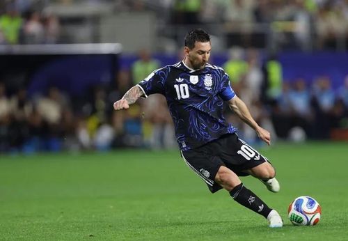 Màu áo Argentina yêu cầu được mặc trong trận gặp Anh, liệu có mang lại vận may cho Messi và đồng đội? Ảnh: EFE