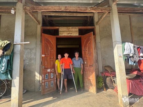 Vợ chồng bà Lý không có khả năng để lắp chân giả cho con trai