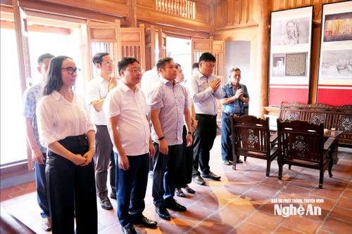 Đoàn đại biểu tưởng niệm đồng chí Hồ Tùng Mậu. Ảnh: TL