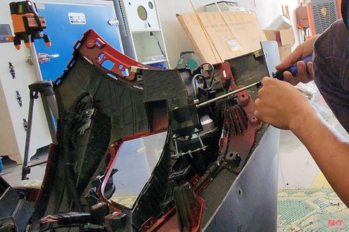 Một chiếc xe điện đang được lắp thêm hệ thống đèn và các thiết bị phụ trợ tại một cơ sở độ xe ở Hà Tĩnh.
