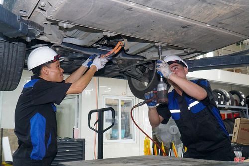 Kỹ thuật viên tại đại lý VinFast Hà Tĩnh kiểm tra hệ thống điện trên ô tô điện.