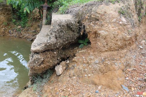 Được xây dựng từ năm 1968, đập Khe Du ở thôn Tân Giang (xã Hương Phố) có dung tích gần 0,32 triệu m³, cung cấp nước tưới cho gần 40 ha đất sản xuất, đồng thời góp phần bảo vệ vùng hạ du với hơn 100 hộ dân. Sau gần 60 năm khai thác, nhiều hạng mục của công trình đã xuống cấp nghiêm trọng, đặc biệt là thân đập đất phía hạ lưu bị xói lở, thấm nước.