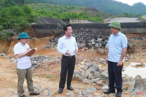 Ông Nguyễn Văn Hải (người bên phải) - Cụm trưởng Cụm Bắc Hà, Công ty TNHH MTV Thủy lợi Hà Tĩnh cho biết: "Tràn xả lũ hồ Khe Giao bị xói lở nghiêm trọng rất dễ gây xói lộng tràn, ảnh hưởng đến kết cấu thân đập. Khi mưa lớn kéo dài, nguy cơ xảy ra sự cố công trình rất cao. Chúng tôi đã tăng cường kiểm tra, theo dõi diễn biến công trình và kiến nghị sớm bố trí kinh phí để khắc phục, sửa chữa trước mùa mưa bão".