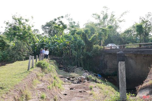 Có dung tích gần 0,25 triệu m³ nước, đập Hiểm ở thôn Trường Thọ, xã Kỳ Khang không chỉ cung cấp nguồn nước tưới cho 30 ha đất sản xuất nông nghiệp mà còn giữ vai trò điều tiết dòng chảy, giảm ngập cho vùng hạ du. Thế nhưng, hiện nay, thân đập bị nứt gãy, xói lở; cống thoát nước nhỏ, hệ thống chân trụ hư hỏng khiến khả năng tiêu thoát lũ không còn đáp ứng yêu cầu. Mỗi khi mưa lớn, nước dâng nhanh gây ngập úng, ảnh hưởng trực tiếp đến đời sống của gần 200 hộ dân và gây chia cắt cục bộ.