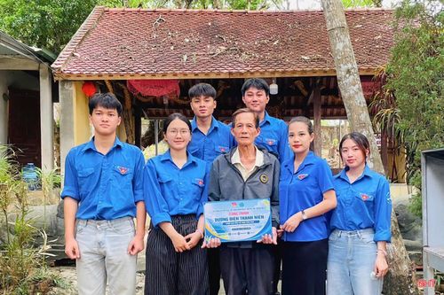 Đội SVTN đồng hương Nghệ Tĩnh tại Trường Đại học Thương mại xây dựng công trình hệ thống điện chiếu sáng tại di tích lịch sử - văn hóa đền Kim Lân.