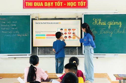 Lớp tiếng Anh miễn phí do SVTN phối hợp tổ chức dạy học cho trẻ em xã Sơn Tiến.