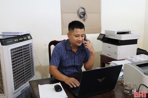 Ngoài việc tự học, anh Tình thường xuyên trao đổi với đồng nghiệp ở các địa phương khác để xử lý công việc được phân công.