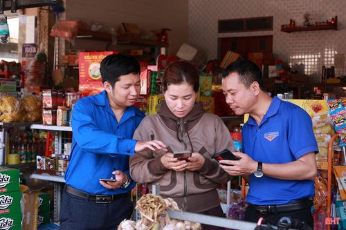  Chuyển đổi số góp phần quan trọng để nâng cao hiệu quả, hiệu lực quản lý khi thực hiện mô hình chính quyền địa phương 2 cấp. Trong ảnh: Đoàn viên thanh viên xã Phúc Trạch hướng dẫn người dân sử dụng các phần mềm kết nối người dân với chính quyền. 