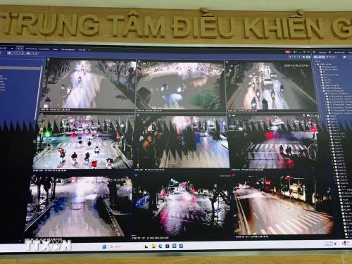 Hình ảnh từ camera AI được truyền về trung tâm điều khiển giao thông Công an thành phố Hà Nội .(Ảnh: Quốc Lũy/TTXVN)