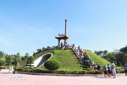 Người dân và du khách viếng tại Thành cổ Quảng Trị. (Ảnh: Tường Vi/TTXVN)