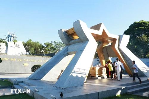 Người dân và du khách đến viếng tại Nghĩa trang Liệt sỹ Quốc gia Đường 9. (Ảnh: Tường Vi/TTXVN)