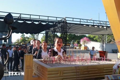 Người dân và du khách đến viếng tại Nghĩa trang Liệt sỹ Quốc gia Đường 9. (Ảnh: Tường Vi/TTXVN)