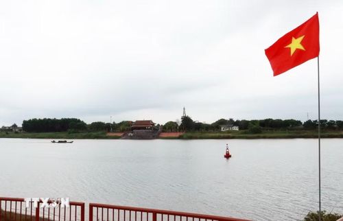Dòng sông Thạch Hãn mang trong mình một phần ký ức của mùa Hè đỏ lửa 1972. (Ảnh: Tường Vi/TTXVN)
