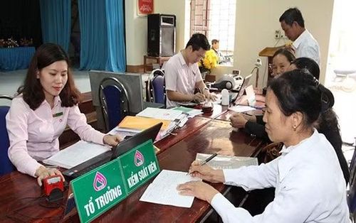 Giao dịch tại Ngân hàng Chính sách xã hội. (Ảnh: Vietnam+)