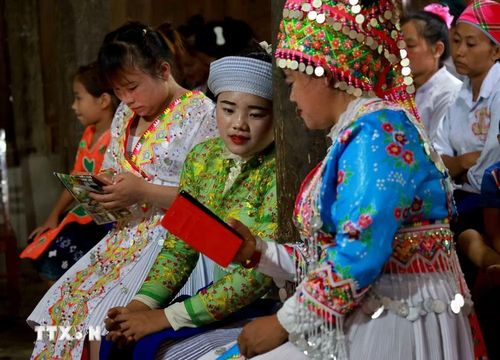 Đồng bào dân tộc HMông xóm Nà Ca ở Cao Bằng cập nhật thông tin về tình hình an ninh, trật tự trên địa bàn trong buổi sinh hoạt điểm nhóm Tin Lành. (Ảnh: Nhật Anh/TTXVN)