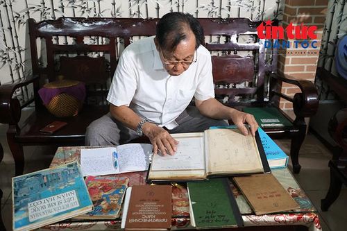 Những cuốn sổ nhỏ được ông Bản gọi đó là "tài sản lớn nhất" của đời mình.