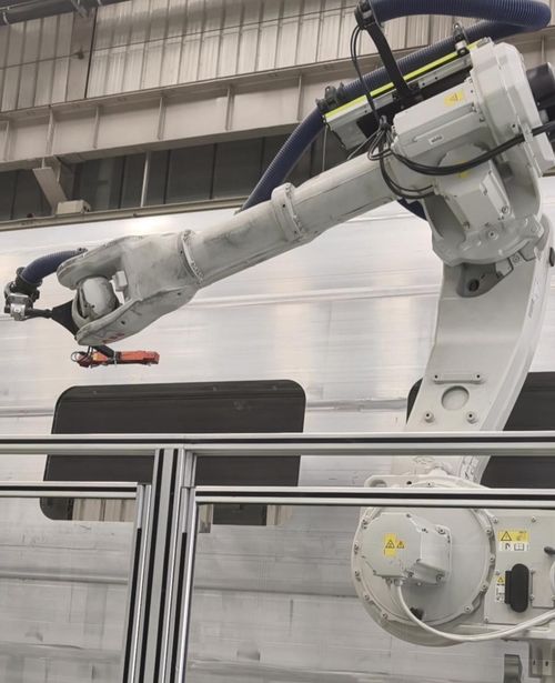 Một cánh tay robot thông minh đang đo kích thước thân tàu trên dây chuyền sản xuất tàu điện cao tốc tại công ty CRRC Tangshan tại Trung Quốc. Ảnh: Global Times