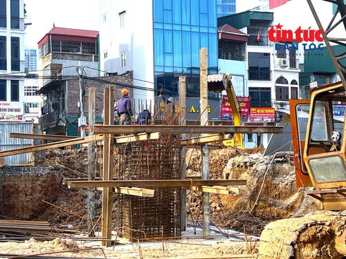 Trên công trường, hàng trăm kỹ sư, công nhân và nhiều máy móc làm việc "3 ca, 4 kíp" liên tục để đẩy nhanh tiến độ.
