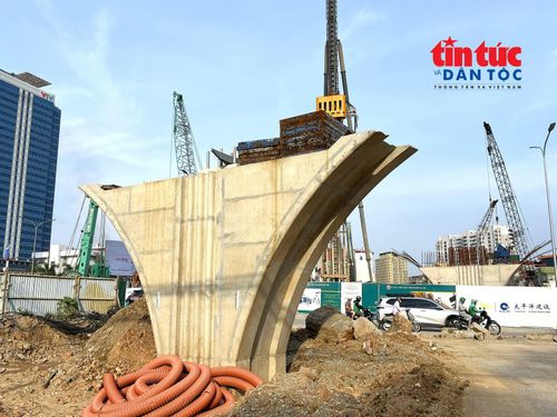Hạng mục cầu vượt tại nút giao Nguyễn Chí Thanh được thi công song song với dự án nhà ga S3 tuyến metro Văn Cao - Hòa Lạc.