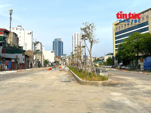 Đường Vành đai 1 đoạn từ nút giao Voi Phục đến Bệnh viện Phụ sản Hà Nội đang hoàn thiện hạng mục nền đường, điện chiếu sáng, cây xanh, dải phân cách giữa, vỉa hè...