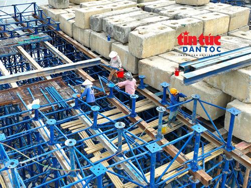 Các tốp công nhân thi công hạng mục dầm cầu vượt nút giao Láng Hạ - Giảng Võ.