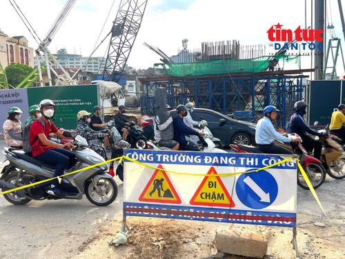 Các nhà thầu đang dồn lực thi công 2 cầu vượt trên tuyến tại nút giao Nguyễn Chí Thanh và nút Láng Hạ - Giảng Võ.
