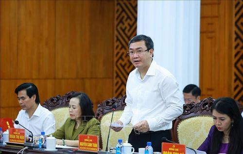 Chủ tịch UBND tỉnh Lạng Sơn Nguyễn Cảnh Toàn báo cáo kết quả thực hiện nhiệm vụ phát triển kinh tế - xã hội của tỉnh. Ảnh: Dương Giang/TTXVN