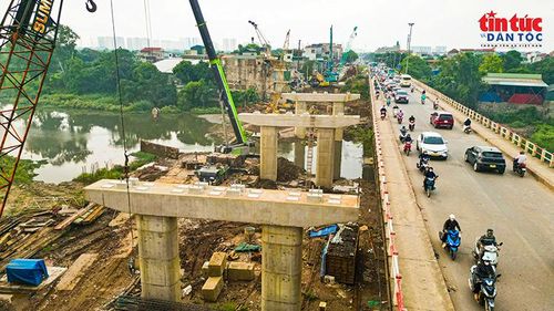 Các trụ cầu được bố trí hai bên cầu hiện hữu, chuẩn bị cho giai đoạn lắp dựng kết cấu nhịp.
