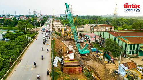 Máy móc, thiết bị được tập kết dọc công trường xây dựng cầu Mai Lĩnh mới.