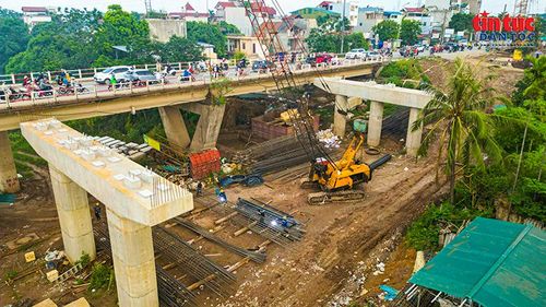 Các trụ cầu Mai Lĩnh mới dần hình thành bên cạnh cây cầu hiện hữu.