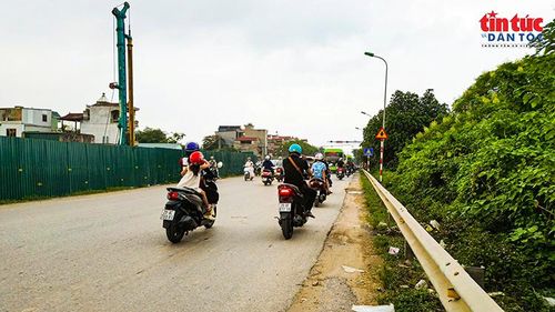 Phương tiện lưu thông qua khu vực thi công cầu Mai Lĩnh trong điều kiện mặt đường bị thu hẹp.