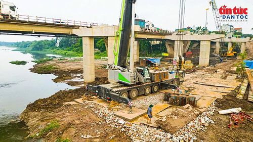 Công trường thi công cầu Mai Lĩnh mới được tổ chức sát khu vực lòng sông.