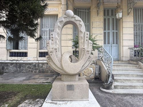 Một trong những tác phẩm điêu khắc được trưng bày tại khuôn viên Bảo tàng Mỹ thuật TP Hồ Chí Minh.