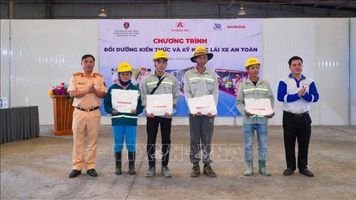 Ban Tổ chức trao thưởng cho các cá nhân đạt kết quả cao trong phần kiểm tra kiến thức pháp luật về trật tự, an toàn giao thông tại chương trình. Ảnh: Minh Phú - TTXVN