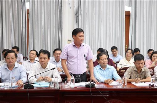 Ông Huỳnh Văn Quang Hùng, Bí thư Đảng ủy xã Tân Tập, nêu những vướng mắc từ các dự án khu công nghiệp, đô thị kéo dài, ảnh hưởng đến quyền và lợi ích của người dân.