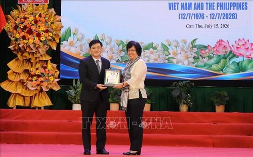 Thường trực Thành ủy Cần Thơ tặng hoa và quà lưu niệm cho Quyền Tổng Lãnh sự Philippines tại TP Hồ Chí Minh.