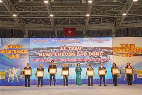 Phó Chủ tịch UBND tỉnh An Giang Nguyễn Thị Minh Thúy trao Huân chương Lao động hạng Nhất cho các vận động viên, huấn luyện viên.