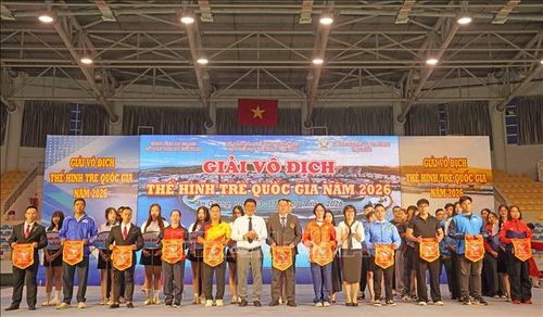 Ban Tổ chức tặng cờ lưu niệm cho các đơn vị tham dự giải.