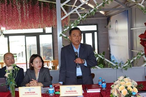 Ông Nguyễn Khải – Chủ tịch Liên minh Hợp tác xã tỉnh Lâm Đồng, trao đổi thông tin. 