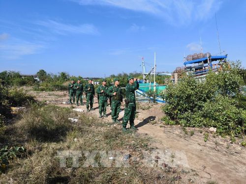 Chiến sĩ Đồn Biên phòng Hàm Luông tuần tra bảo vệ biên giới biển. Ảnh: Huỳnh Phúc Hậu - TTXVN
