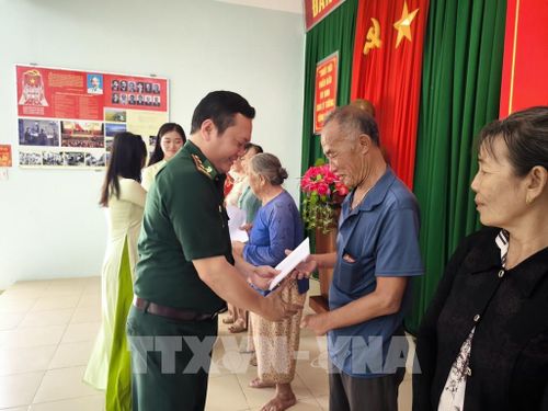 Đồn Biên phòng Hàm Luông trao quà cho người dân khó khăn tại địa phương. Ảnh: Huỳnh Phúc Hậu - TTXVN