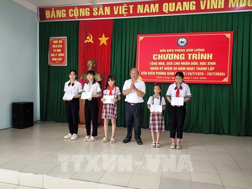 Đồn Biên phòng Hàm Luông trao kinh phí hỗ trợ học sinh tiếp sức đến trường. Ảnh: Huỳnh Phúc Hậu - TTXVN