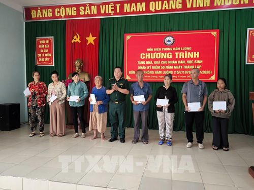 Đồn Biên phòng Hàm Luông trao quà cho người dân khó khăn tại địa phương. Ảnh: Huỳnh Phúc Hậu - TTXVN