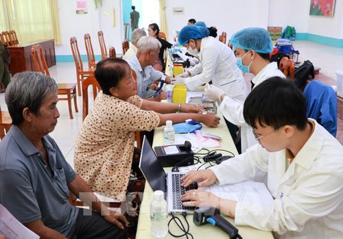 Đơn vị chuyên môn lấy mẫu sinh phẩm ADN thân nhân liệt sĩ chưa xác định thông tin. Ảnh: Nhựt An - TTXVN 