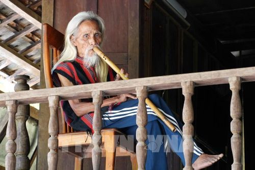 Già làng Hồ Ai ở bản Khe Cát, xã Trường Sơn (Quảng Trị) là người lưu giữ, biểu diễn thành thạo các loại nhạc cụ sáo của đồng bào Bru Vân Kiều. Ảnh: Tá Chuyên - TTXVN
