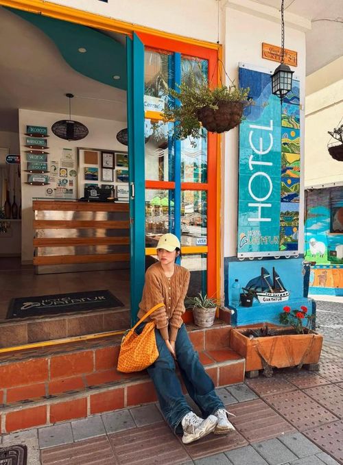 Không cần váy áo lộng lẫy, Hoa hậu Hương Giang vẫn tỏa sáng với visual cuốn hút ở Colombia. (Nguồn: FBNV)