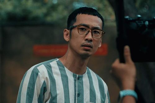 Tạo hình giản dị của Tuấn Trần khiến khán giả tò mò về câu chuyện của thầy giáo Phúc. Ảnh: FBNV.
